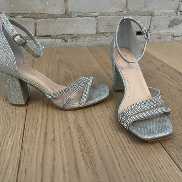 Holiday Heels silver sparkle Size 5.5 - Picture 4 of 5